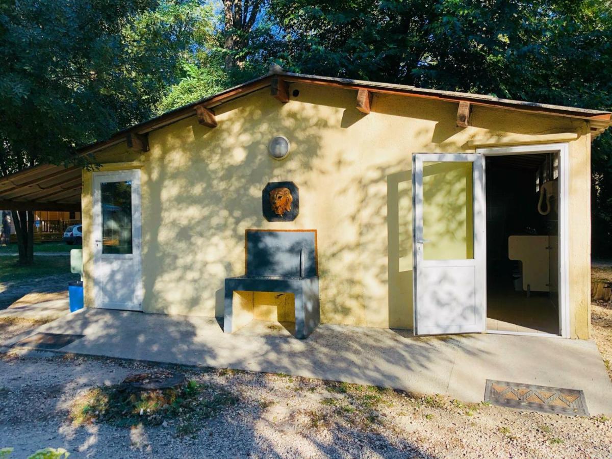 Camping Du Lion Bourg-Saint-Andéol Екстериор снимка