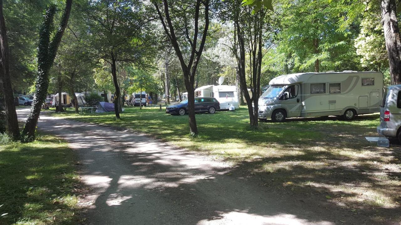 Camping Du Lion Bourg-Saint-Andéol Екстериор снимка